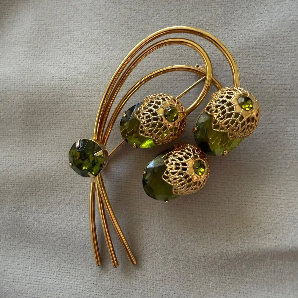 Vintage Sarah Coventry “Touch of Elegance” Brooch | Olivine/Peridot Green | D&E